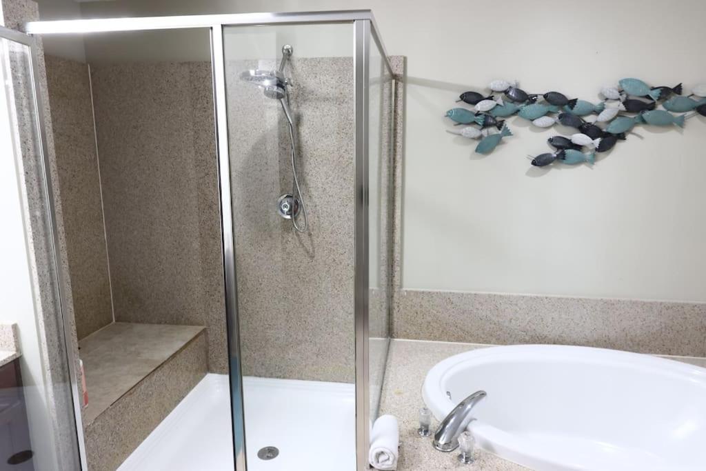 Laketown Wharf 1233 Luxury Apartment *