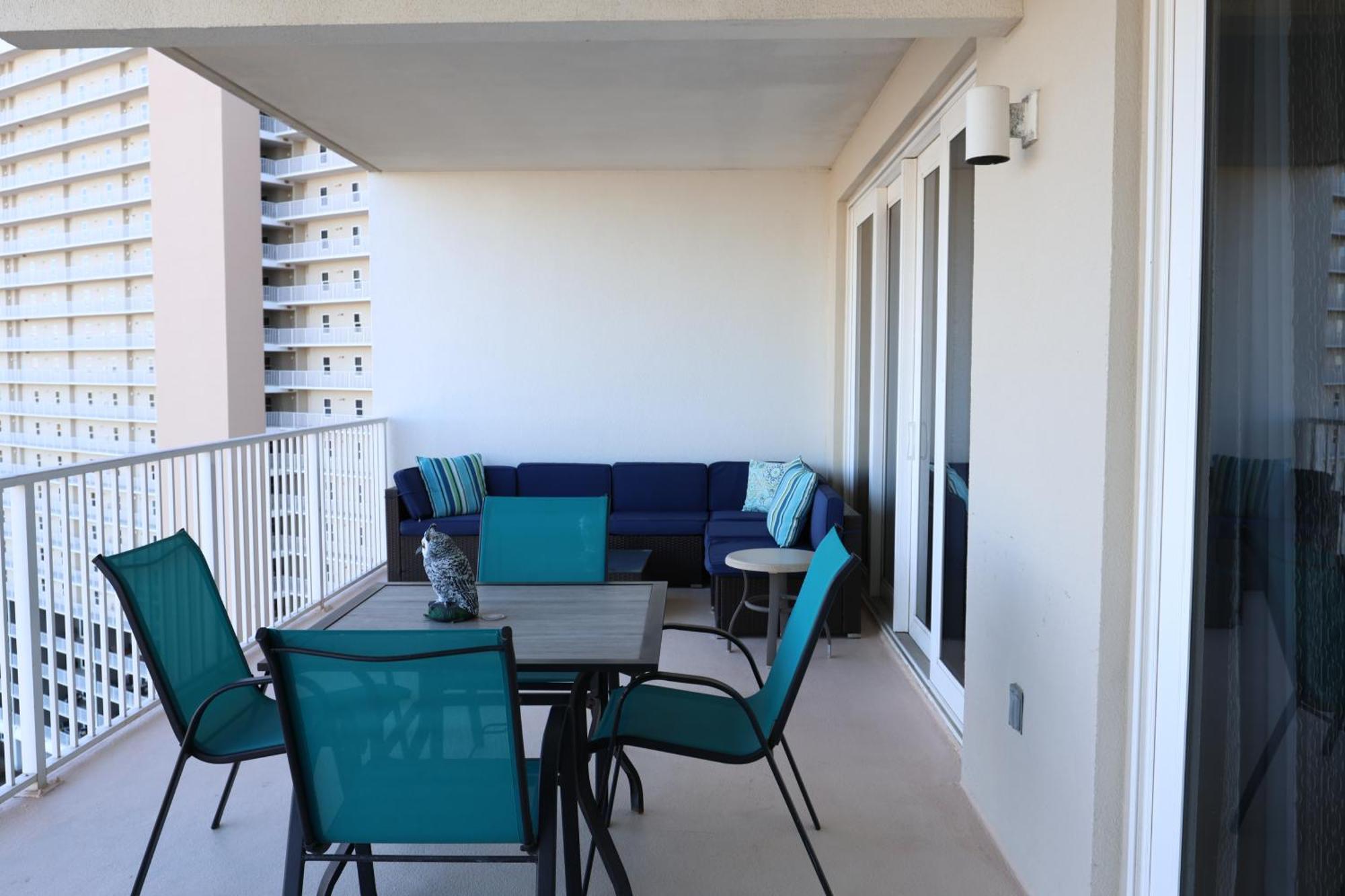 Laketown Wharf 1233 Luxury Apartment