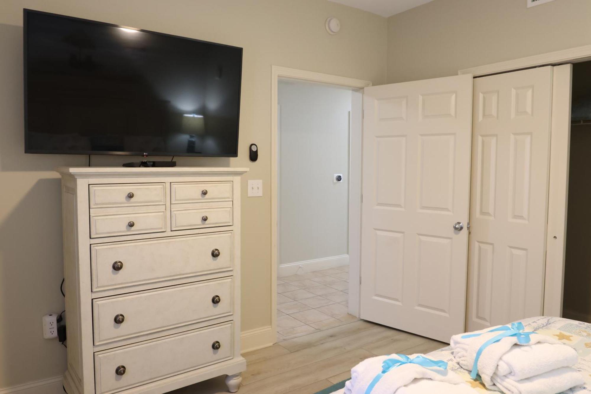 Laketown Wharf 1233 Luxury Apartment